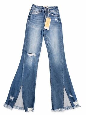 NWT Risen high rise flare jeans in a medium wash denim 🤍